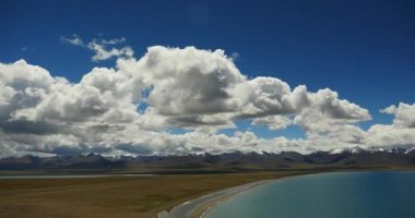 4k büyük kitle Gölü namtso ve kar dağ, tibet mansarovar üzerinde haddeleme bulutlar.