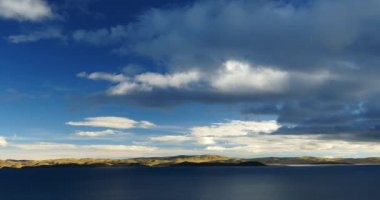 4k büyük kitle Gölü namtso ve dağ, tibet mansarovar üzerinde haddeleme bulutlar.