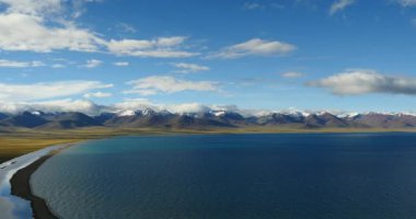 4k büyük kitle Gölü namtso ve kar dağ, tibet mansarovar üzerinde haddeleme bulutlar.