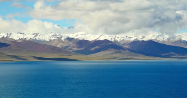 4k timelapse enormes nuvens massa rolando sobre lago namtso & montanha de neve no Tibete — Vídeo de Stock