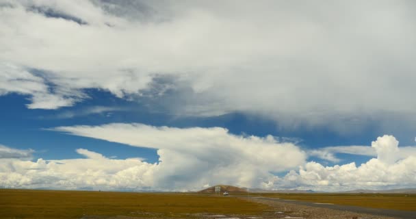 4k timelapse huge clouds rolling over tibet namtso,cars traveling on the road. — Stok video