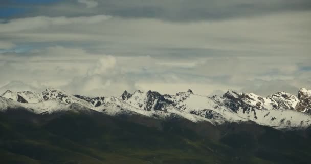 4k Zeitraffer-Wolkenmassen rollen über schneebedeckte Berge in Tibet. — Stockvideo