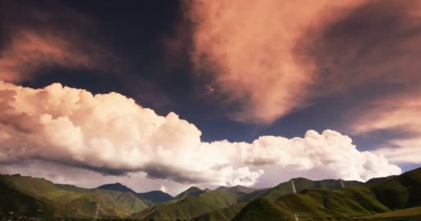 4k timelapse nubes hinchadas masa rodando sobre la cima de la montaña y el valle del Tíbet, puesta del sol . — Vídeos de Stock