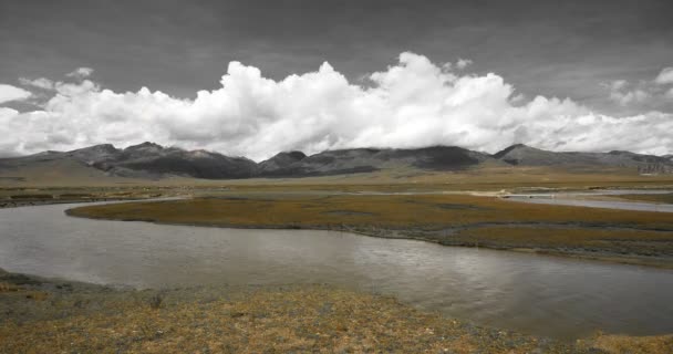 4k timelapse nubes masa rodando sobre la montaña del Tíbet, río que fluye la pradera . — Vídeo de stock