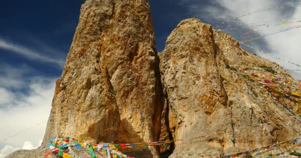 4 k ima zászlók a tó namtso Tibetben, ősi szerzetes meditáció-barlangban:.