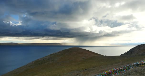 4k enormes nuvens massa rolando sobre lago namtso & montanha, tibet mansarovar . — Vídeo de Stock