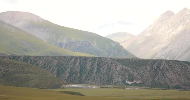 Masse de brouillard 4k roulant sur le sommet de la montagne stérile du Tibet, toit du monde . — Video