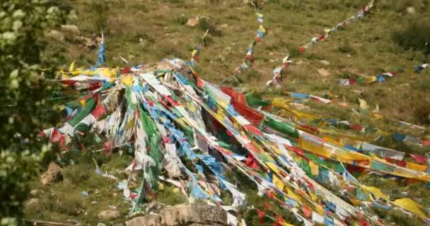 Drapeau de prière 4k sur la montagne de lhassa, Tibet . — Video