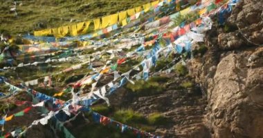 4 k dua bayrağı dağda lhasa, tibet.