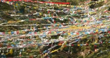 4 k dua bayrağı dağda lhasa, tibet.