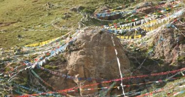 4 k dua bayrağı dağda lhasa, tibet.