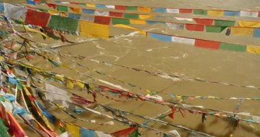 4 k dua bayrağı nehrinde lhasa, tibet.
