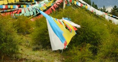 4 k dua bayrağı dağda lhasa, tibet.