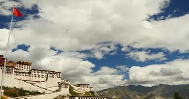 4 k Çin Ulusal bayrak potala kare, mavi gökyüzünde, tibet beyaz bulutlar.