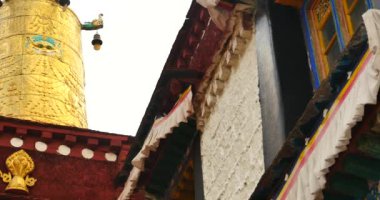 4 k closeup mavi gökyüzünde Jokhang tapınak içinde Lhasa, Tibet, beyaz bulutlar.