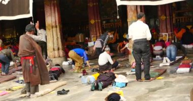 4 k Pilgrams dua Lhasa, Tibet içinde Jokhang tapınak önünde.