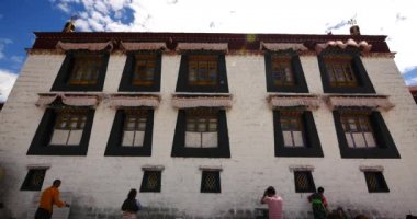 4 k Pilgrams dua Lhasa, Tibet içinde Jokhang tapınak önünde.