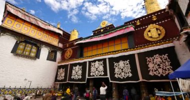 4 k Pilgrams dua Lhasa, Tibet içinde Jokhang tapınak önünde.