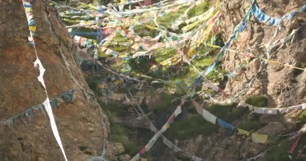 4k Gebetsfahne auf dem Lhasa Berg, Tibet. — Stockvideo