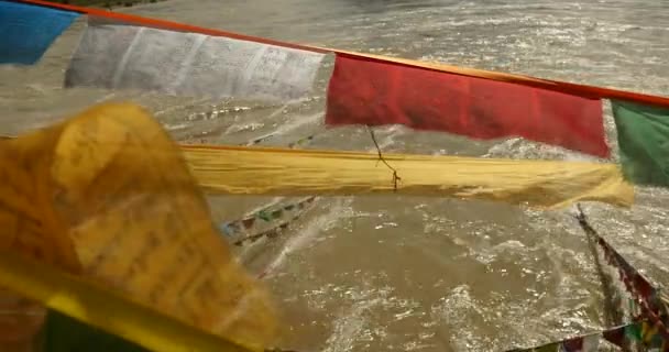 Drapeau de prière 4k sur la rivière Ihasa, Tibet . — Video