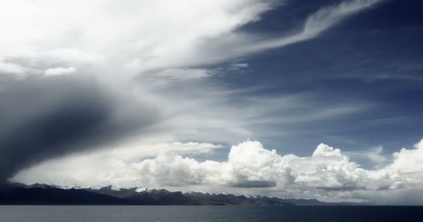 4k timelapse enormes nuvens massa rolando sobre lago namtso & montanha de neve no Tibete — Vídeo de Stock