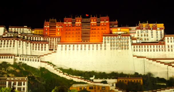 4k fel verlicht Potala's nachts in Lhasa, Tibet. — Stockvideo