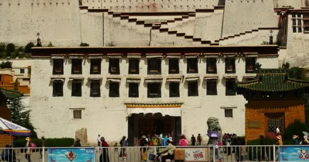 4k upptagen trafik & folkmassan framför potala i lhasa, tibet. — Stockvideo