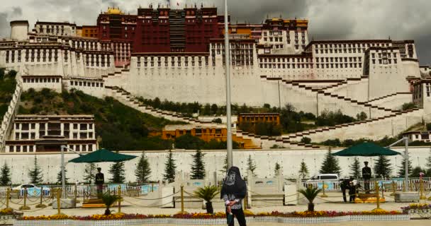 4k tráfego ocupado na frente de potala em lasa, stand guard na praça potala, tibet . — Vídeo de Stock