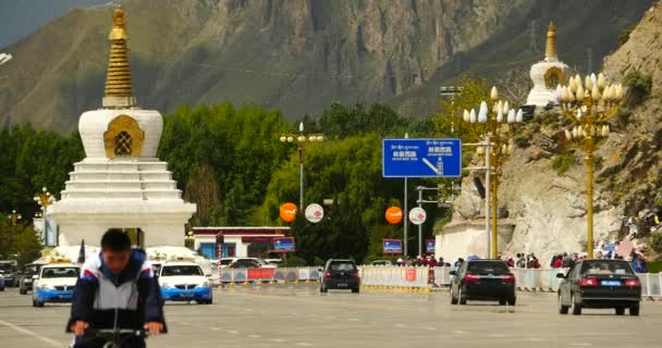 4k foglalt forgalom & tömeg előtt Lasa, tibeti potala. — Stock videók