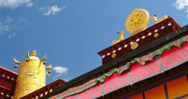 4 k närbild av The Jokhang templet i Lhasa, Tibet, vita moln på blå himmel. — Stockvideo