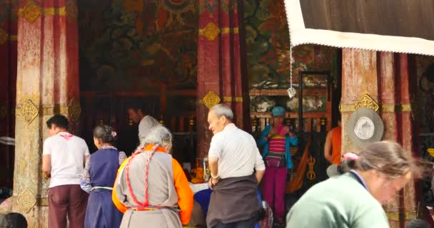 4k Pilgramas orando na frente do Templo Jokhang em Lhasa, Tibete . — Vídeo de Stock