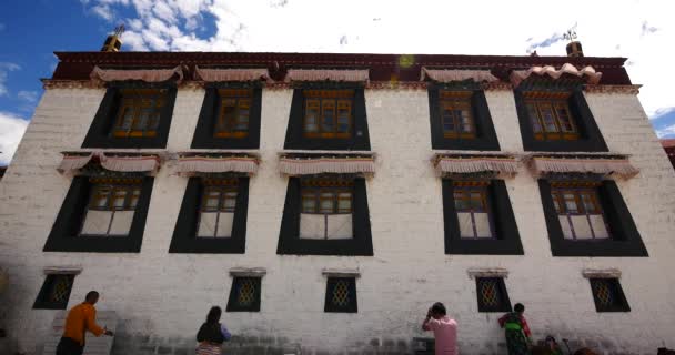 4k Pilgramos orando frente al templo de Jokhang en Lhasa, Tíbet . — Vídeo de stock