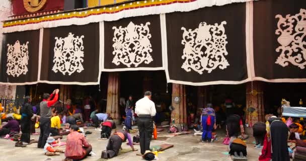 4 k Pilgrams dua Lhasa, Tibet içinde Jokhang tapınak önünde. — Stok video