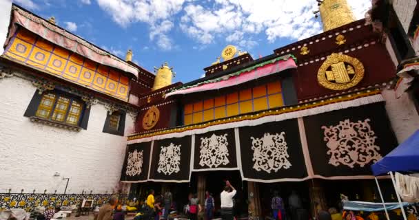 4k Pilgramos orando frente al templo de Jokhang en Lhasa, Tíbet . — Vídeos de Stock