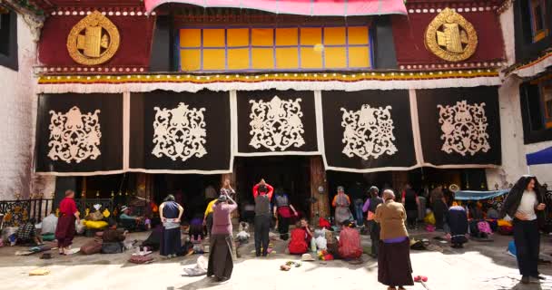 4k Pilgramas orando na frente do Templo Jokhang em Lhasa, Tibete . — Vídeo de Stock