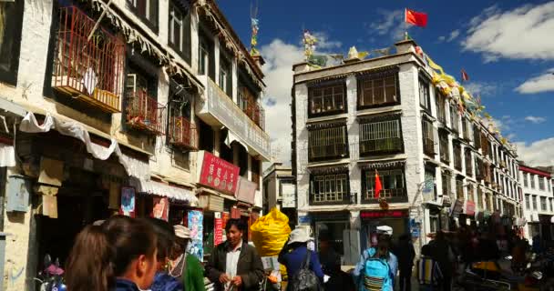 4k tibetano e turistico a piedi sulla famosa strada barkhor a lhasa, tibet, burro sto — Video Stock