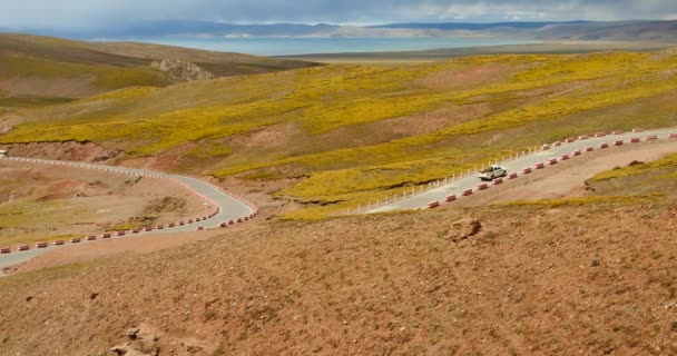 4k voiture conduite sur la route méandre, distance lac namtso & montagne au Tibet . — Video