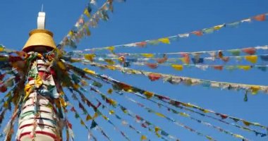 4 k Beyaz Budist stupa ve uçan dua bayrakları shangrila yunnan, Çin.