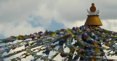 4 k Beyaz Budist stupa ve uçan dua bayrakları shangrila yunnan, Çin.