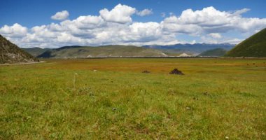4k kitle Shangri-La yunnan, Napahai sulak alan dağlarda üzerinde haddeleme bulutlar.