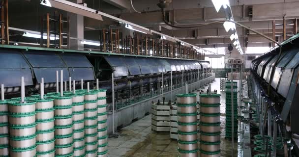 4 k maskin producerar vävnader i en siden fabrik, Spinning maskin samla silk. — Stockvideo
