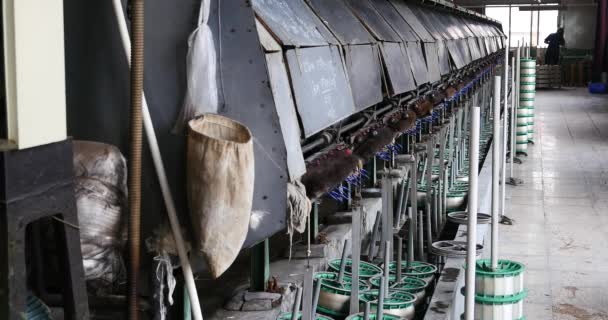 4 k maskin producerar vävnader i en siden fabrik, Spinning maskin samla silk. — Stockvideo