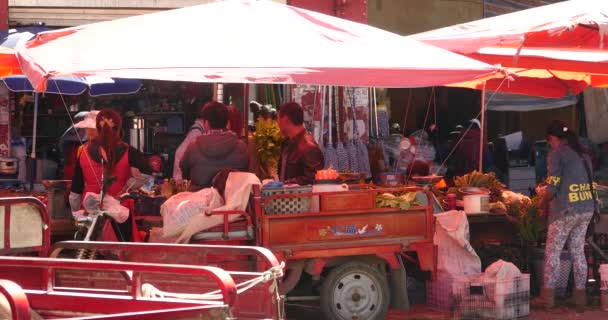 4k großer geschäftiger Bauernmarkt in Shangri-la Yunnan China. — Stockvideo