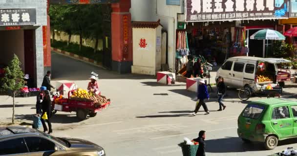 4k traffico occupato & folla in Shangri-La strada, Fruit stand & Donne di minoranza . — Video Stock