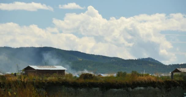 4k Rauch & tibetische Häuser, Wolken über den Bergen in shangri-la yunnan. — Stockvideo