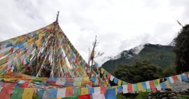 4 k dua bayrağı ile kar dağ Tibet.