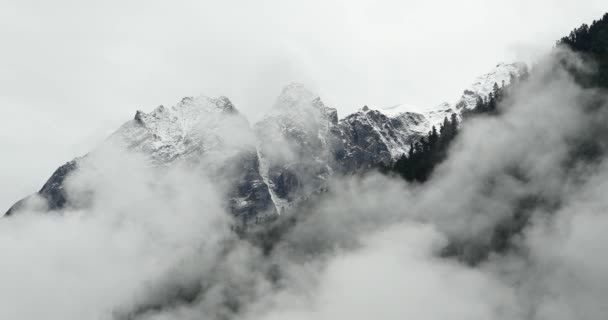 Masse de nuages 4k roulant sur les montagnes enneigées du Tibet . — Video