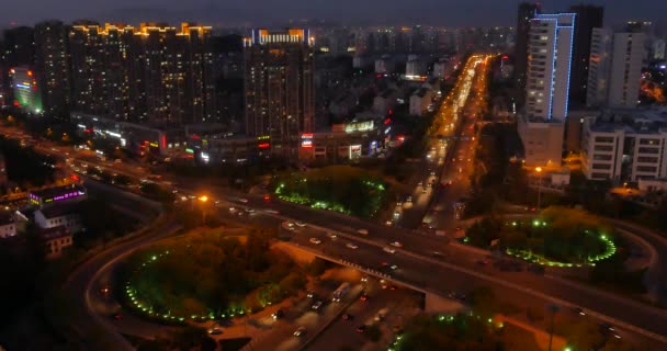 4k tráfico urbano ocupado en el paso elevado en la noche, edificio urbano morden, china de QingDao . — Vídeo de stock