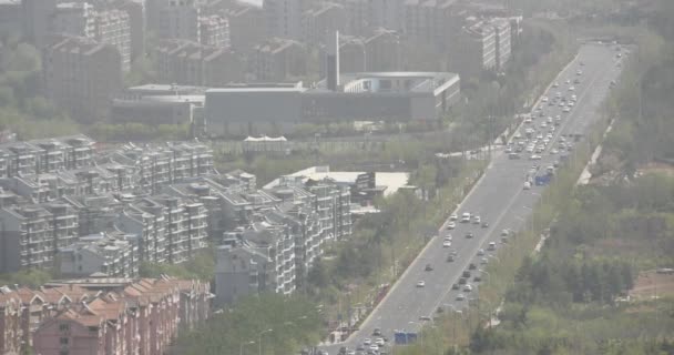 4 k Κίνα αστική πόλη απασχολημένος κυκλοφοριακή συμφόρηση, κτίριο επαγγελματικών χώρων, της ρύπανσης του αέρα. — Αρχείο Βίντεο