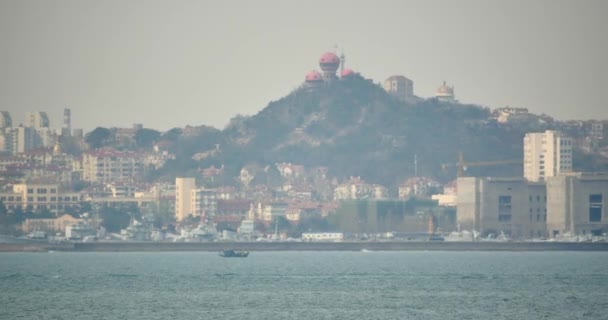 4 к танкер корабель через міські будівлі фону, Китай Qingdao. — стокове відео